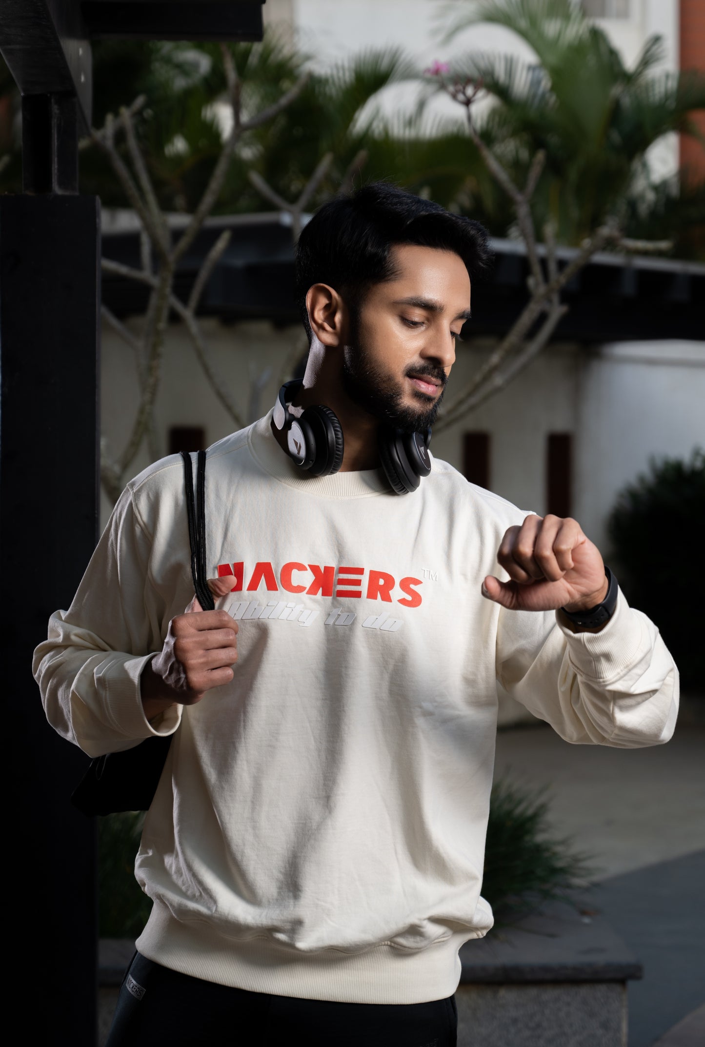 NACKERS Men's Off White Fleece Full Sleeves Sweatshirt