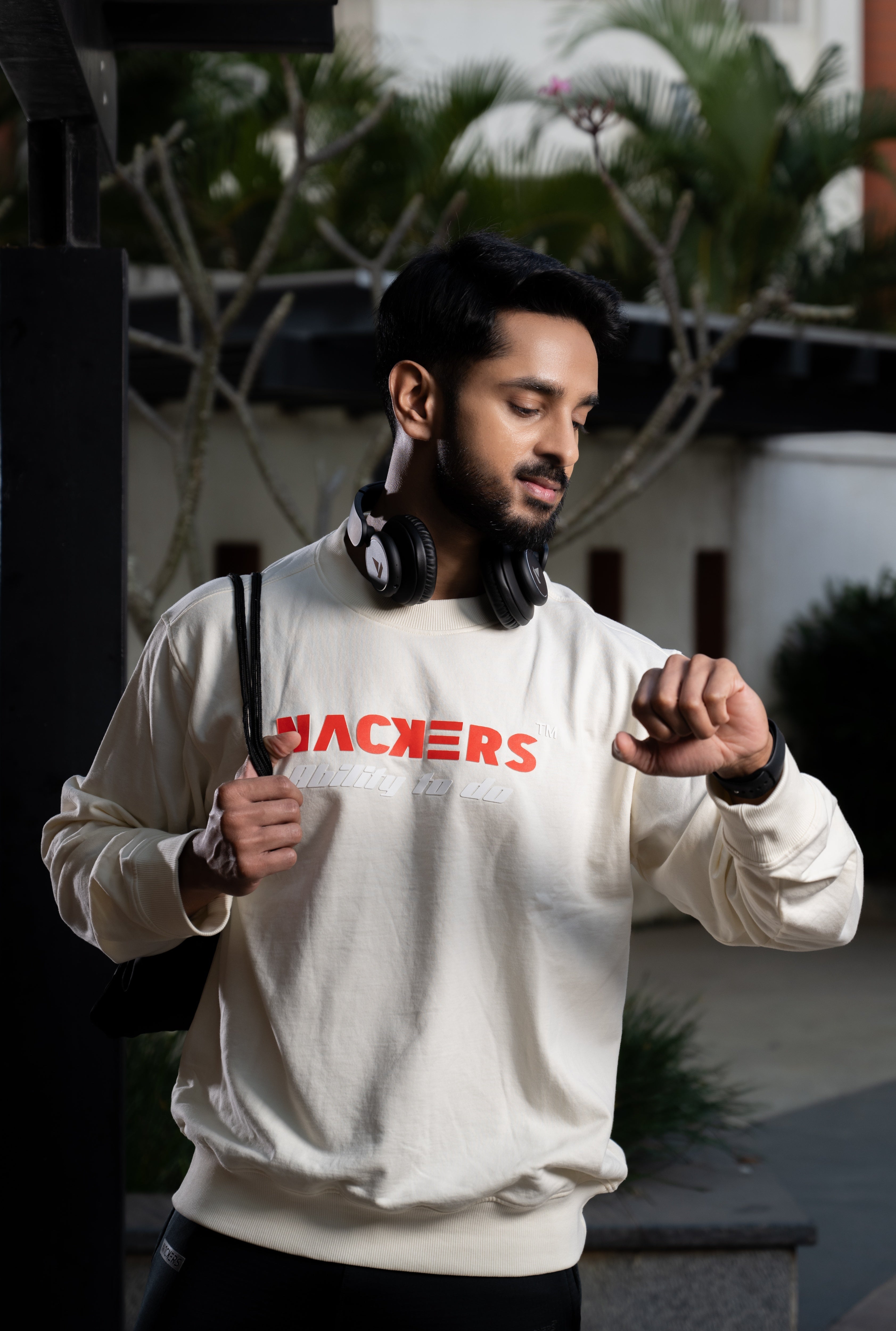 NACKERS Men's Off White Fleece Full Sleeves Sweatshirt